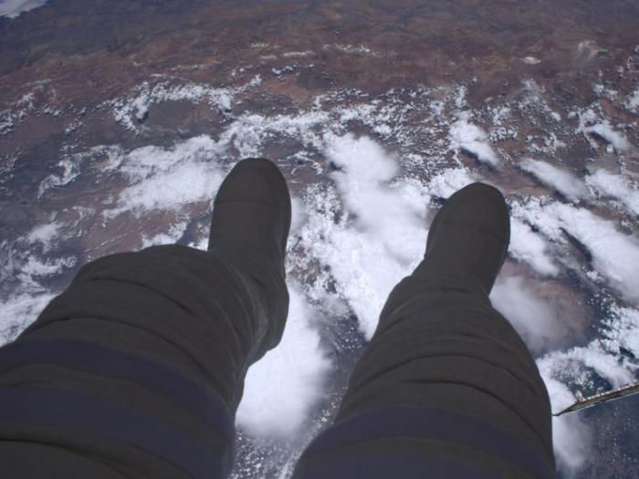 «Привет из космоса!» 18 фото о том, как астронавты развлекаются в невесомости
