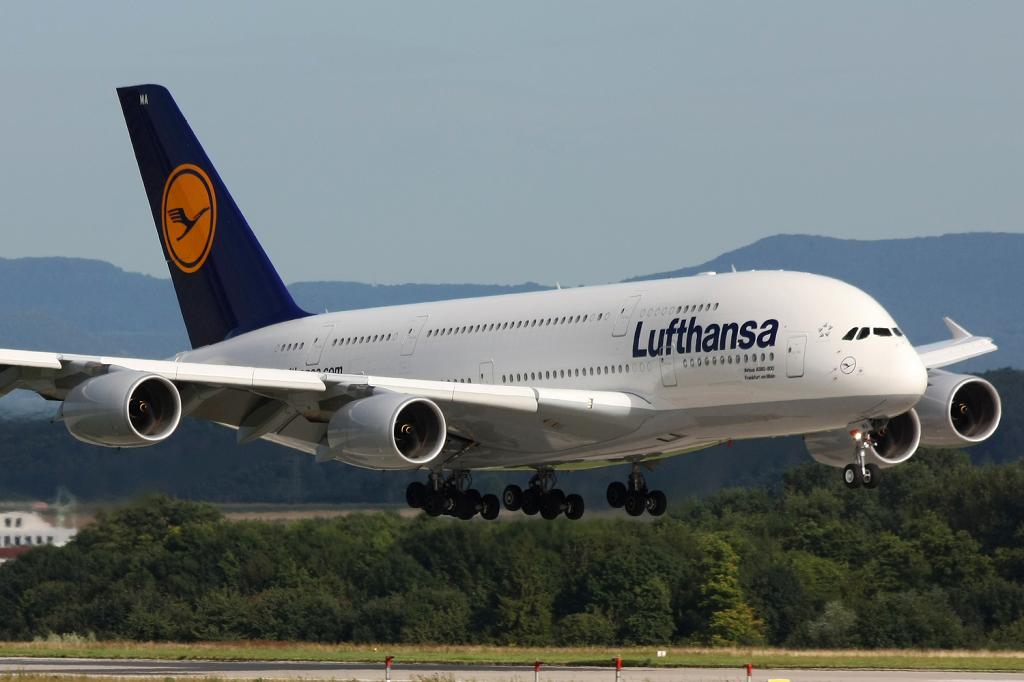 самолет авиакомпании lufthansa
