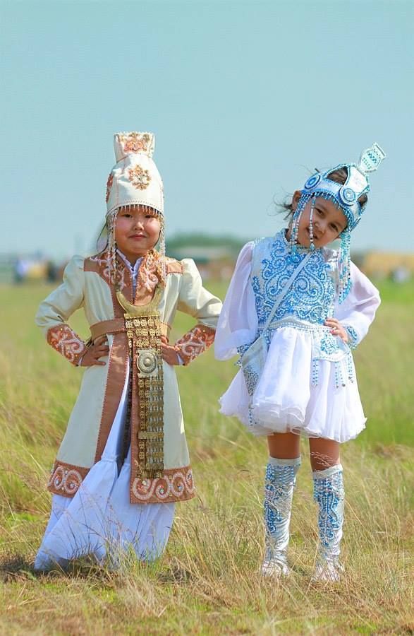 Девочки в национальных костюмах