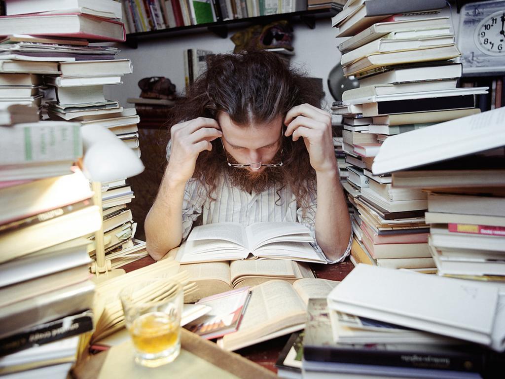 Человек в окружении книг
