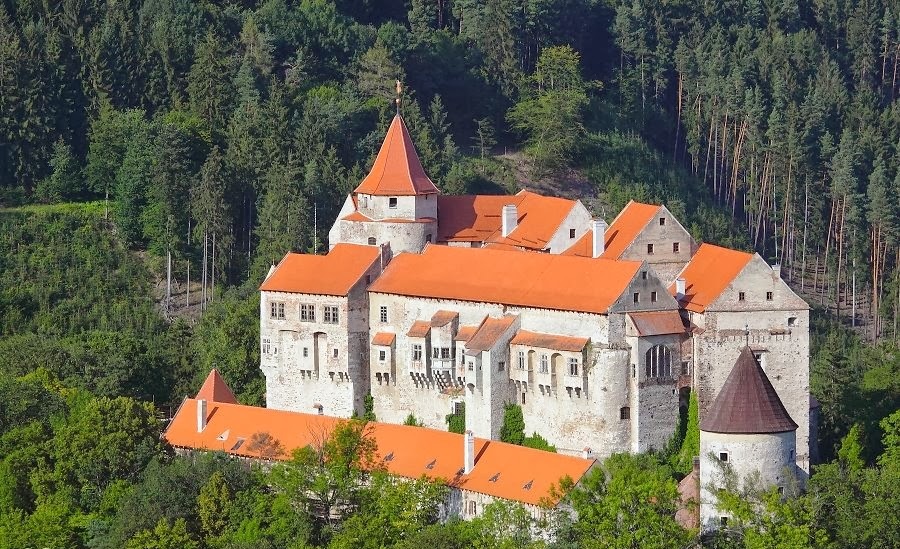 замок в лесу