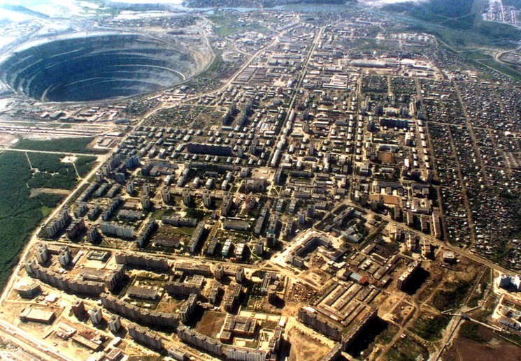 Город Мирный рядом с кимберлитовой трубкой