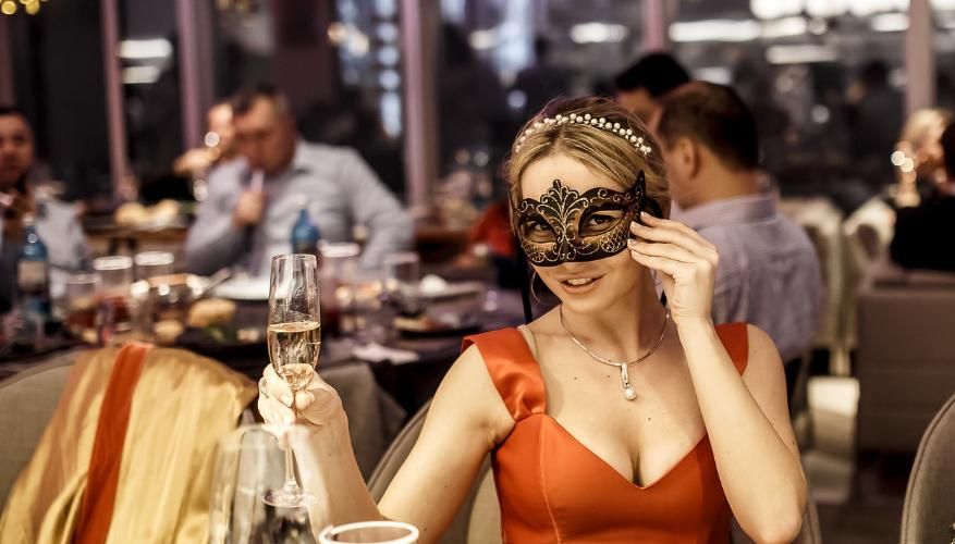 женщтна в ресторане