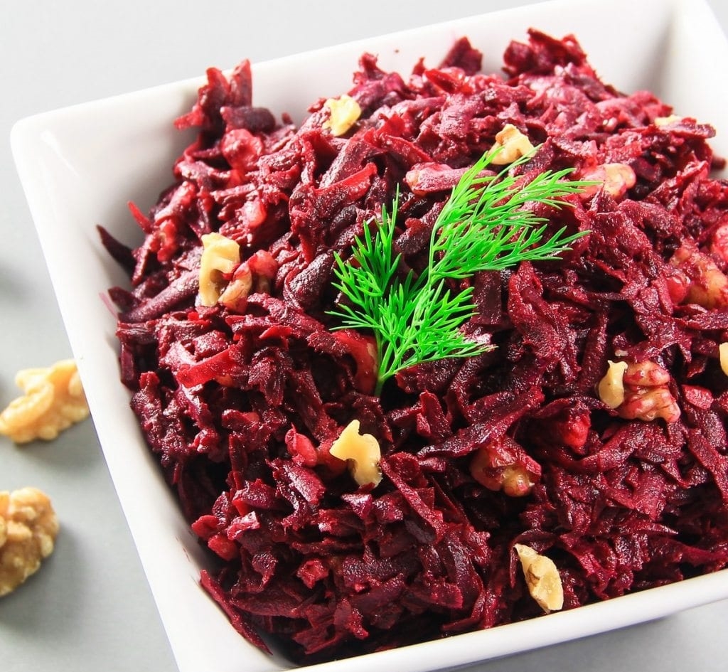 свекольный салат с чесноком и сметаной