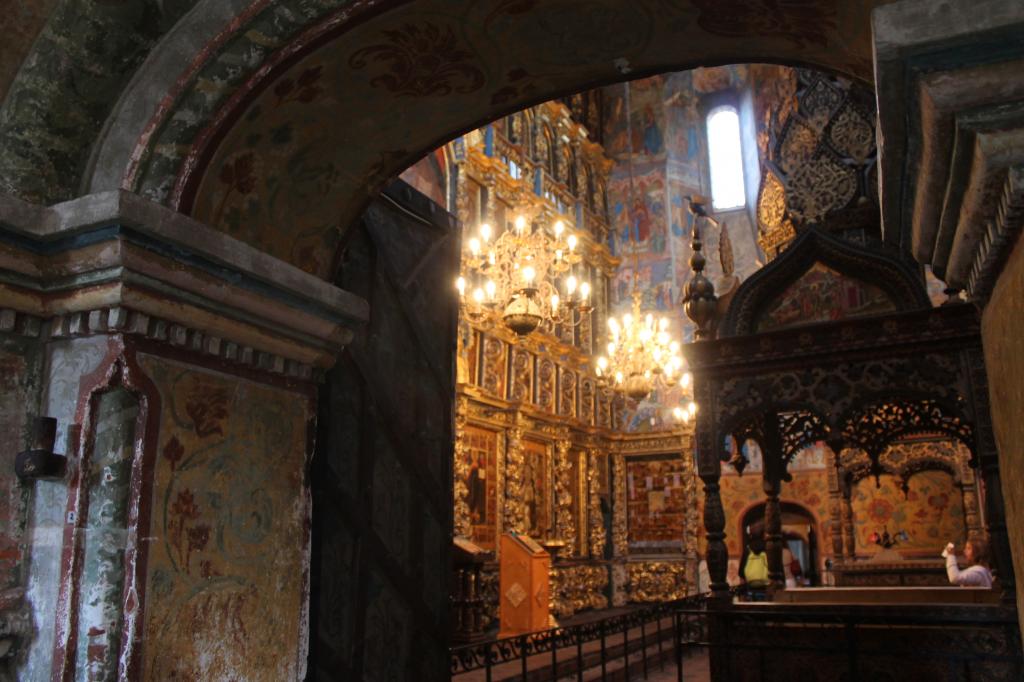 Проход в главный зал храма