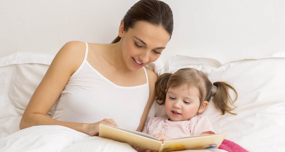 Читает книгу
