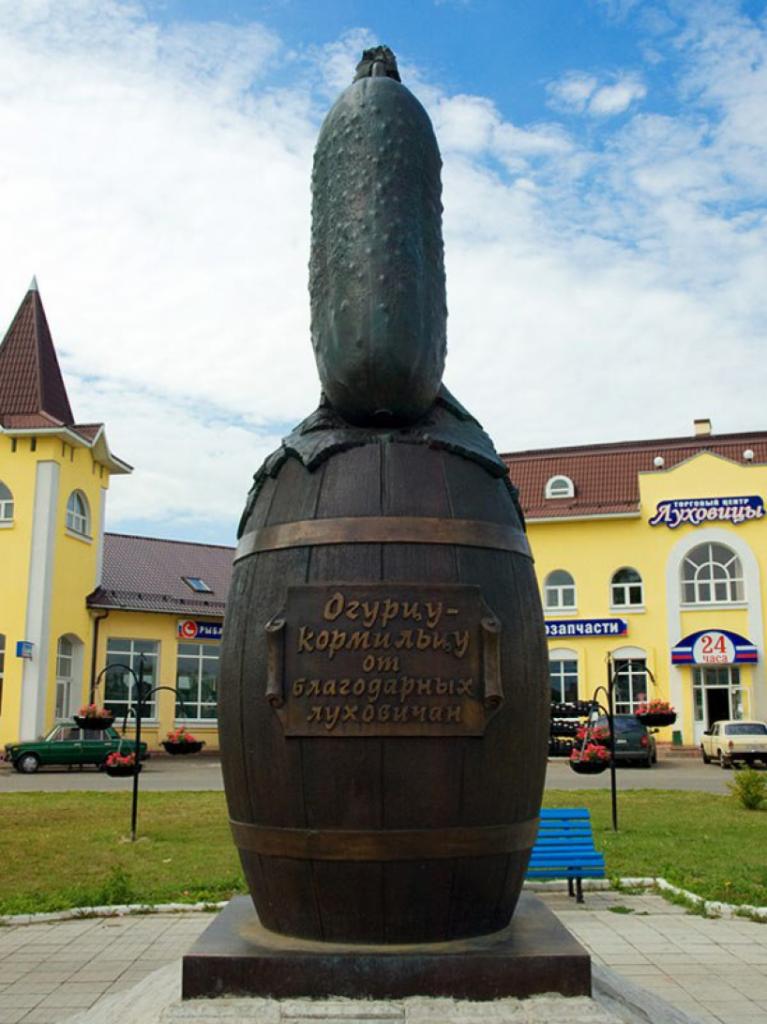 Памятник огурцу