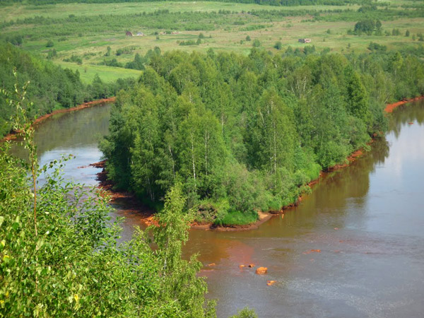 река в месте угольных шахт