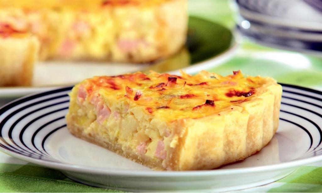 заливной пирог с колбасой и сыром