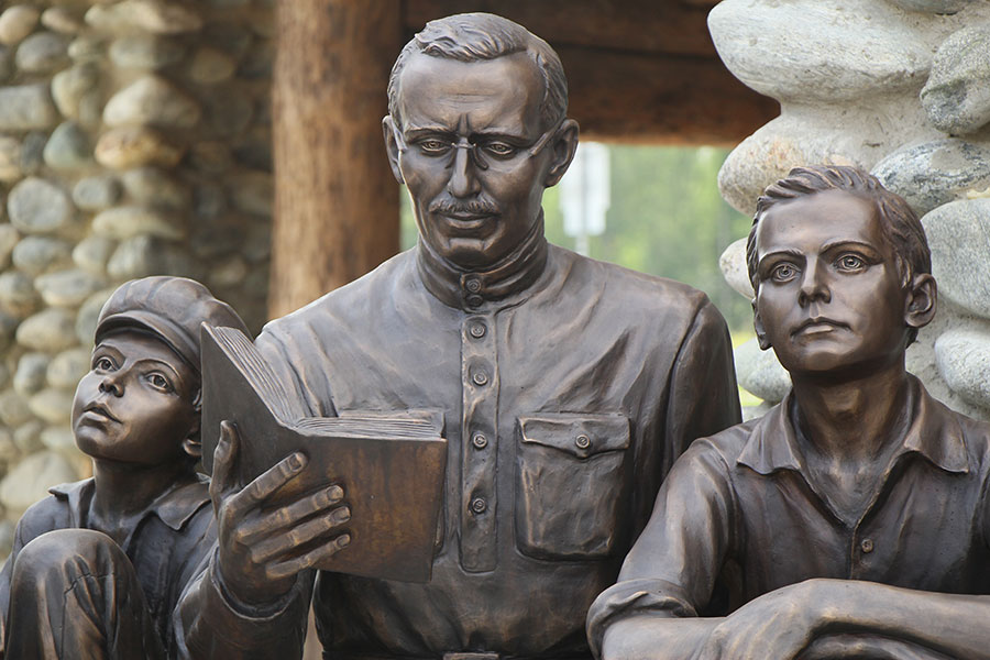 Памятник макаренко