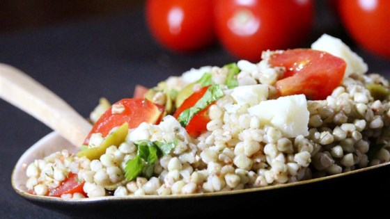 Салат с гречкой и помидорами черри
