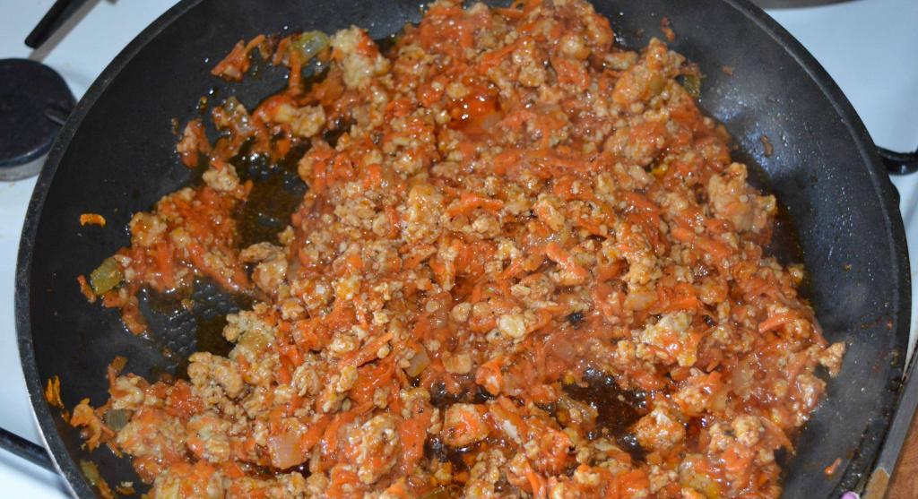 Фарш и овощи в сковороде