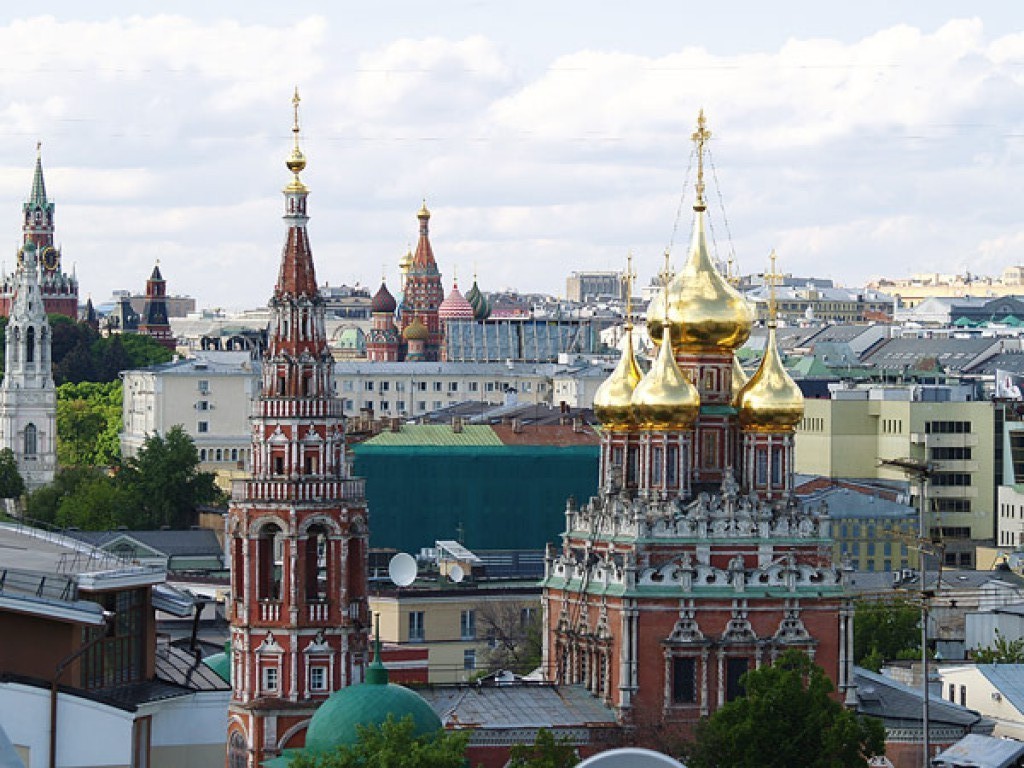 Храм в Кадашах на фоне Москвы