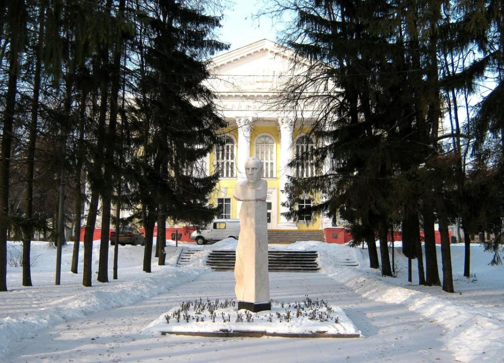 памятник Бунину в Орле
