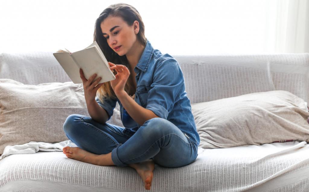 Девушка читает книгу