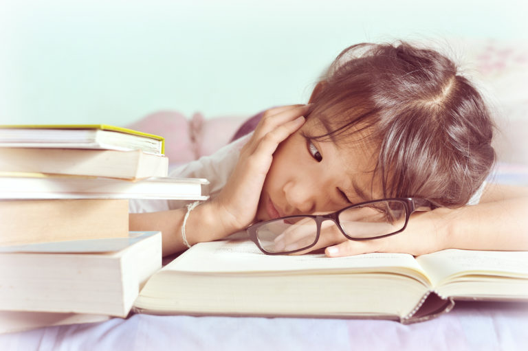 девочка лежит на книге